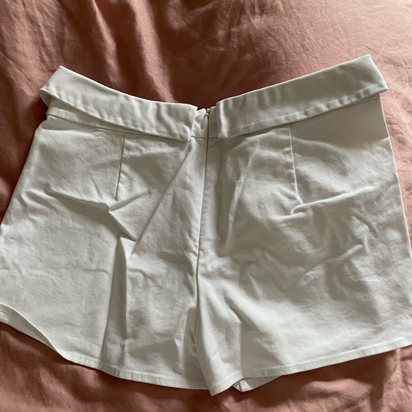 Talula Aritzia Berklee Skort (Vintage) IN WHITE - Picture 5 of 6